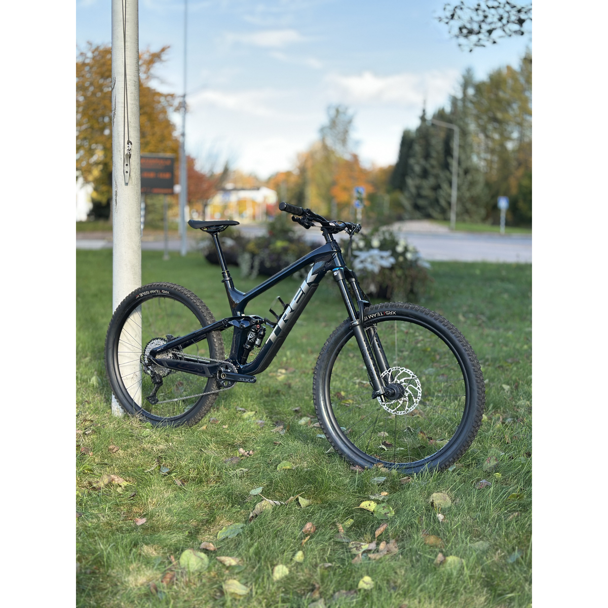 Trek Slash 9.7 Gen 5 – OCLV Mountain Carbon -runkoinen enduro-maastopyörä