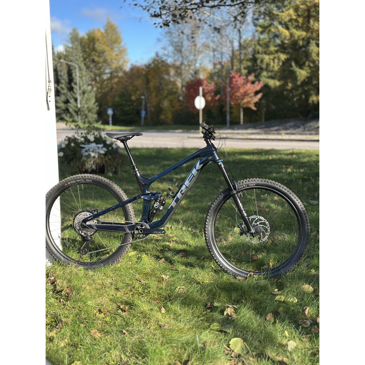 Trek Slash 9.7 Gen 5 – OCLV Mountain Carbon -runkoinen enduro-maastopyörä